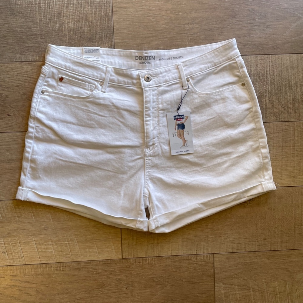 .LEVI'S. High-Rise Shorts